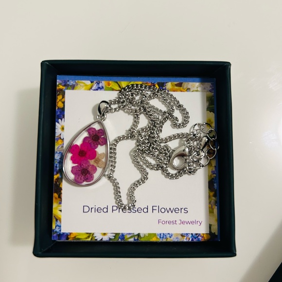 BRAND NEW Dried pressed flowers necklace, with box - Picture 2 of 4